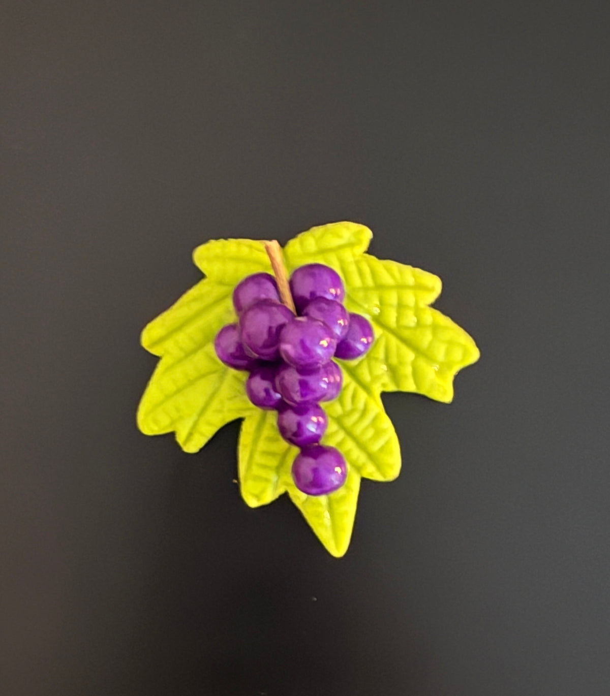 Glossy Finish Clustered Grape 3D Magnetic Refrigerator Magnet - Red or Purple, Fridge Decor Kitchen Artwork, Ideal Home Supplies Gift
