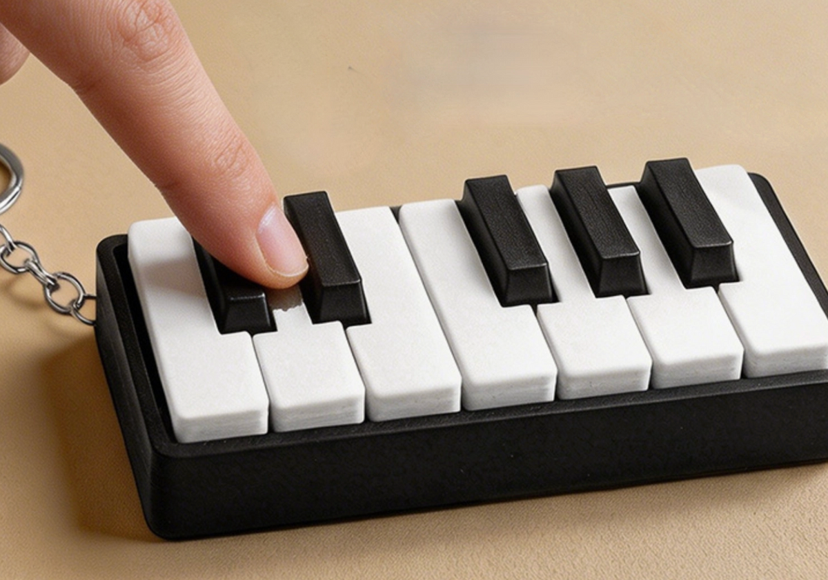 Mini Piano Keyboard Keychain - Miniature Simple Plastic Compact Stress Relief Toy, Durable Lightweight Unisex Gift for Music Teachers, Cute Party Backpack Charm